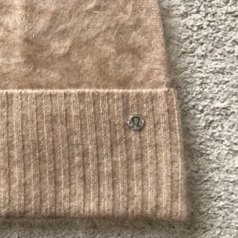 LULULEMON 100% Fuzzy Cashmere Beanie.NWT. - Picture 2 of 6